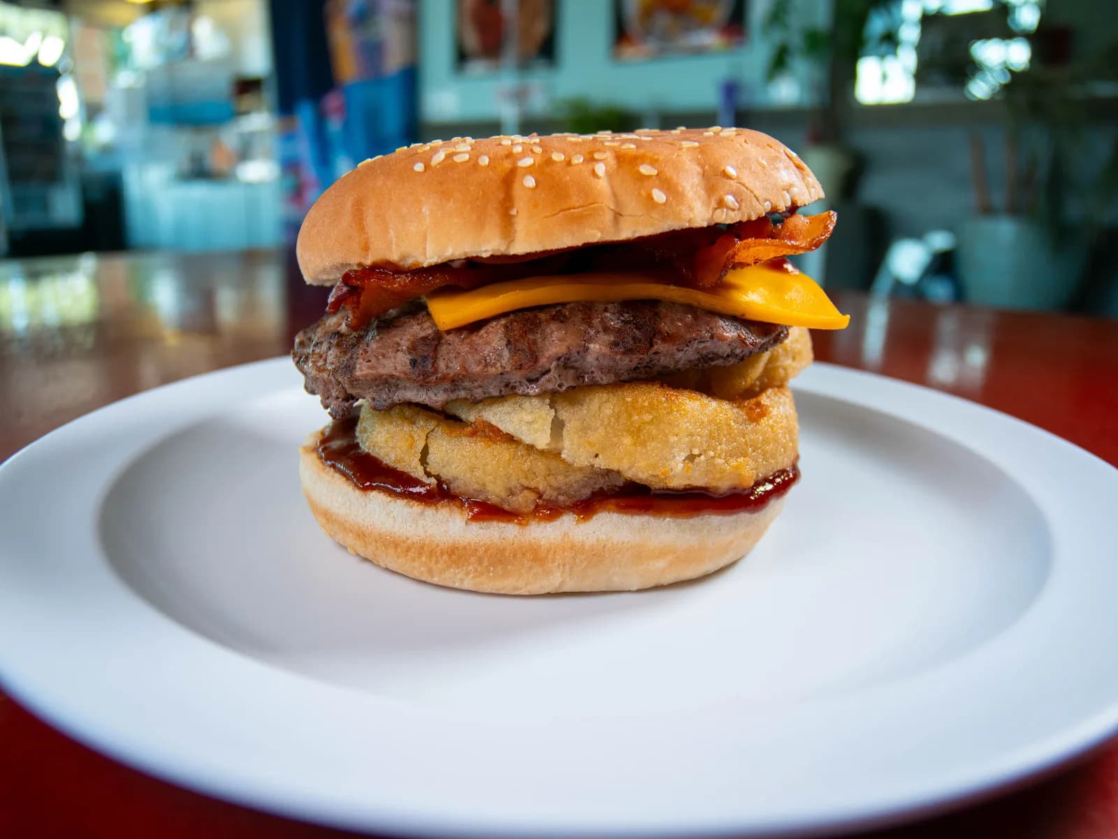 Treasure BBQ Burger con tocino, queso, aro de cebolla y salsa BBQ