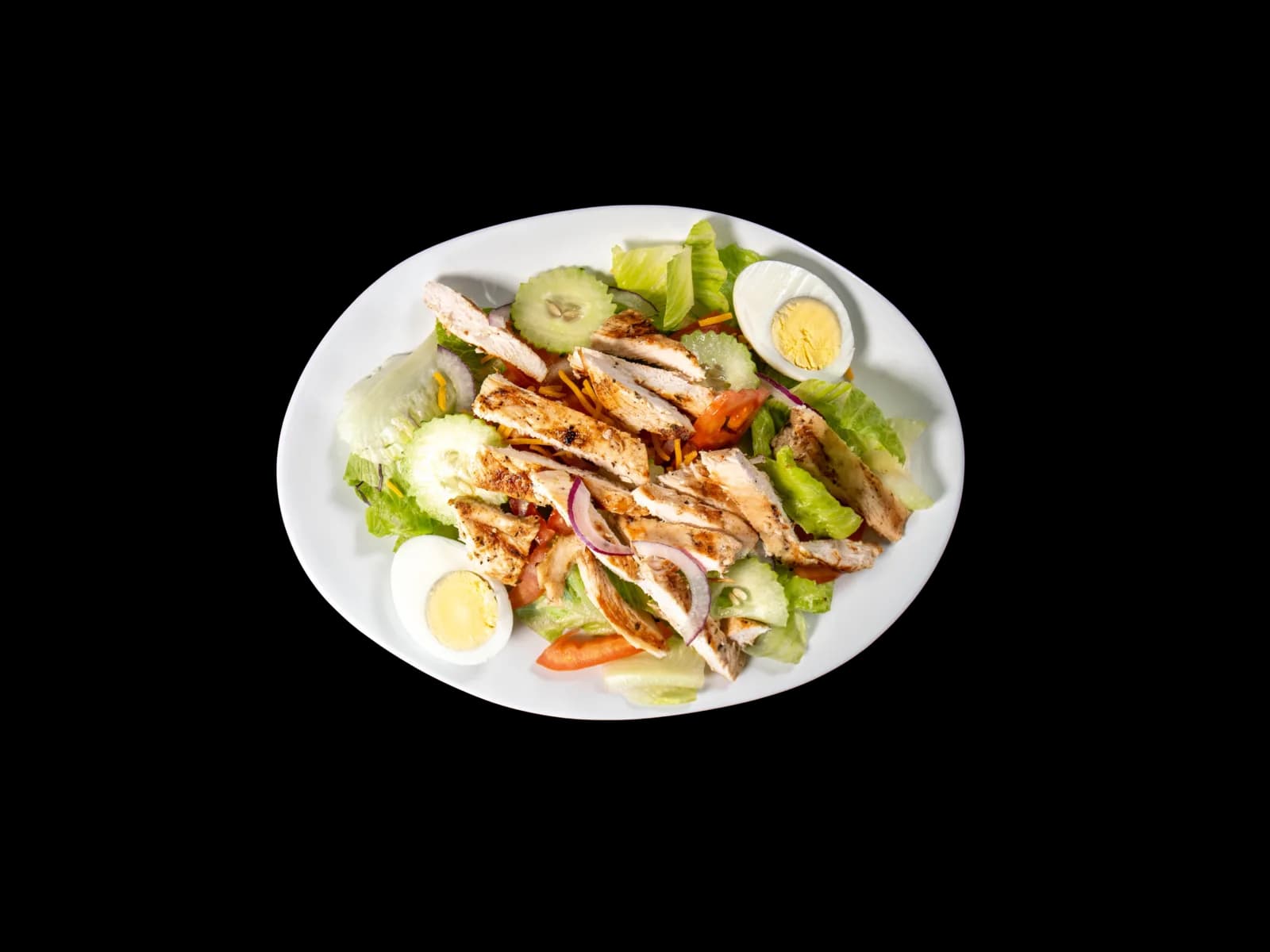 Ensalada de pollo con lechuga, pepino, tomate, huevo y pollo asado