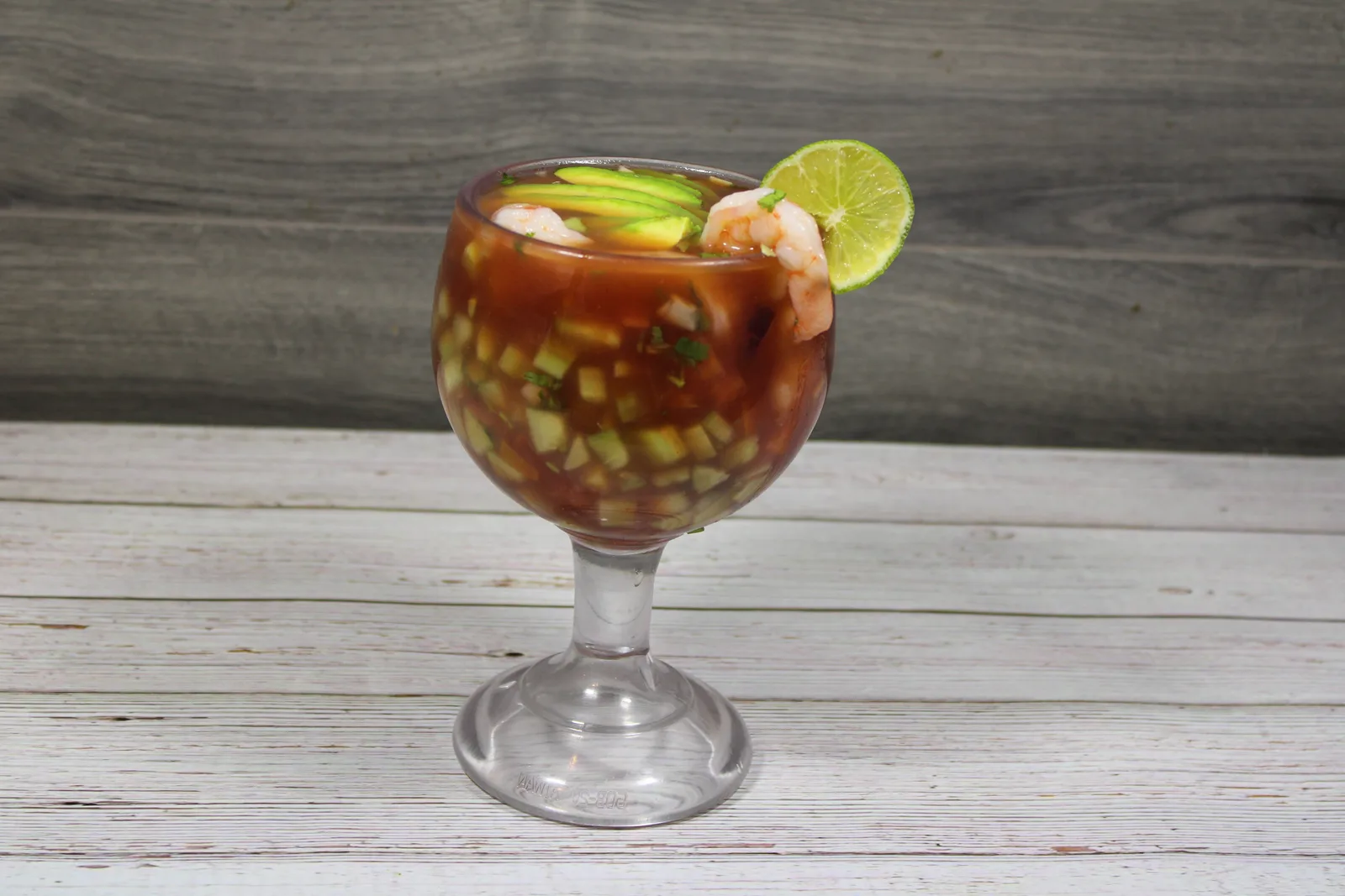 Cóctel de camarón con aguacate y limón