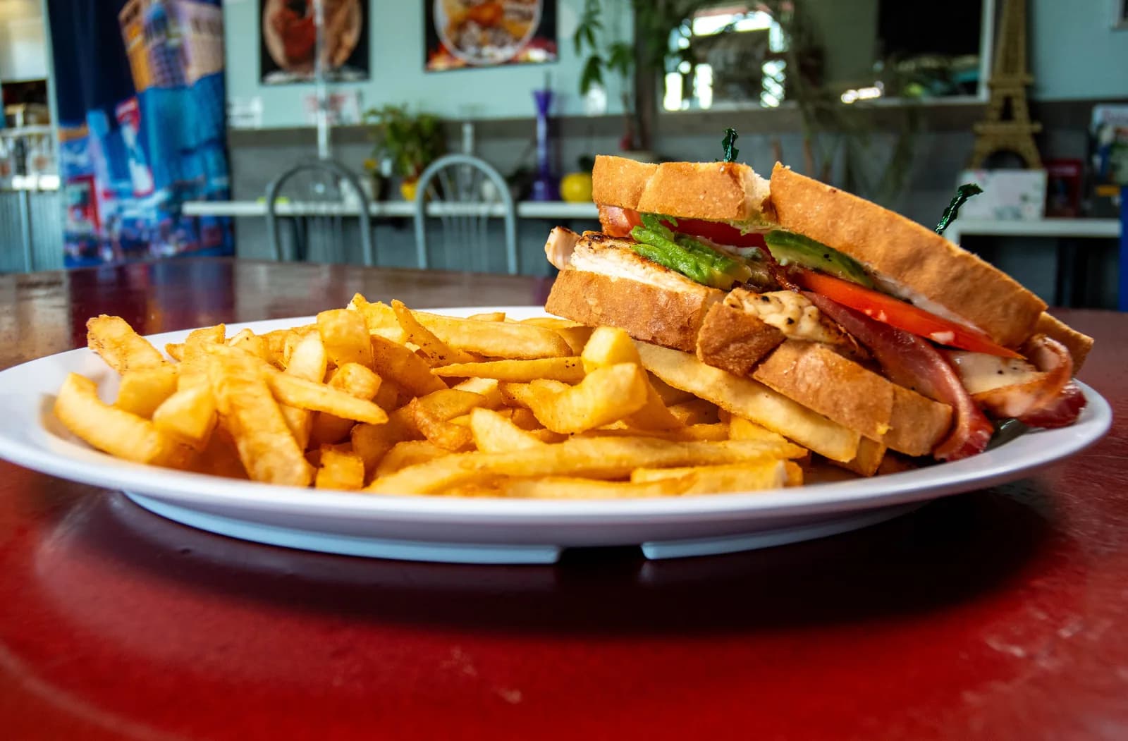 Sándwich State Line con pollo, aguacate, tomate, tocino y papas fritas